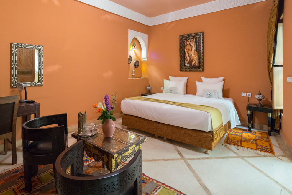 Idee per una camera matrimoniale mediterranea con pareti arancioni e pavimento beige