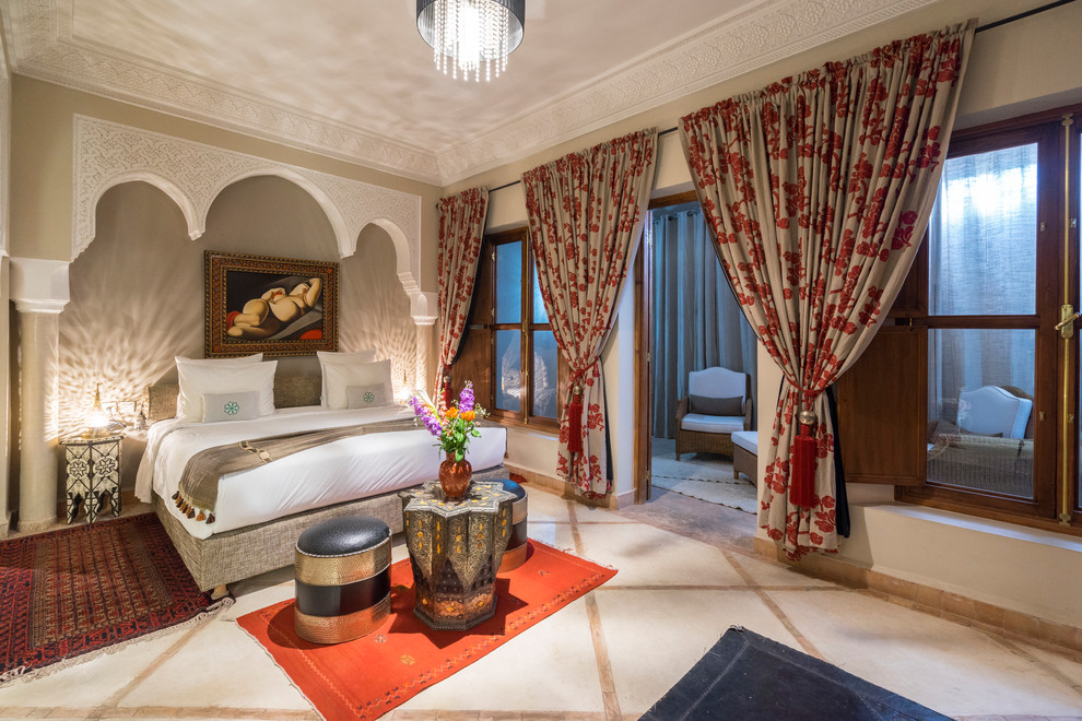 Idee per una camera matrimoniale mediterranea con pareti beige e pavimento beige