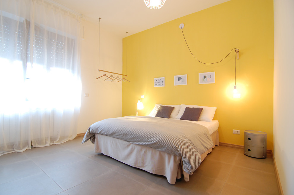 Стильный дизайн: большая хозяйская спальня в современном стиле с желтыми стенами - последний тренд