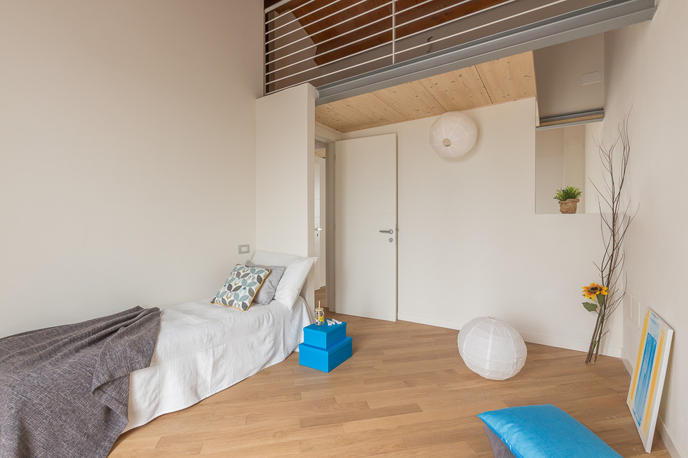 Foto de dormitorio nórdico con paredes blancas y suelo de madera clara