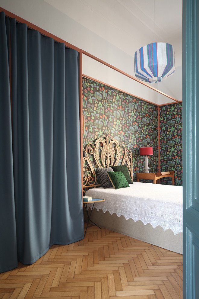 Ejemplo de habitación de invitados bohemia de tamaño medio con paredes multicolor, suelo de madera en tonos medios y suelo marrón