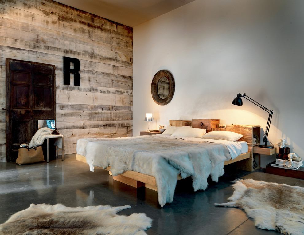 Пример оригинального дизайна: хозяйская спальня в стиле рустика с белыми стенами и бетонным полом