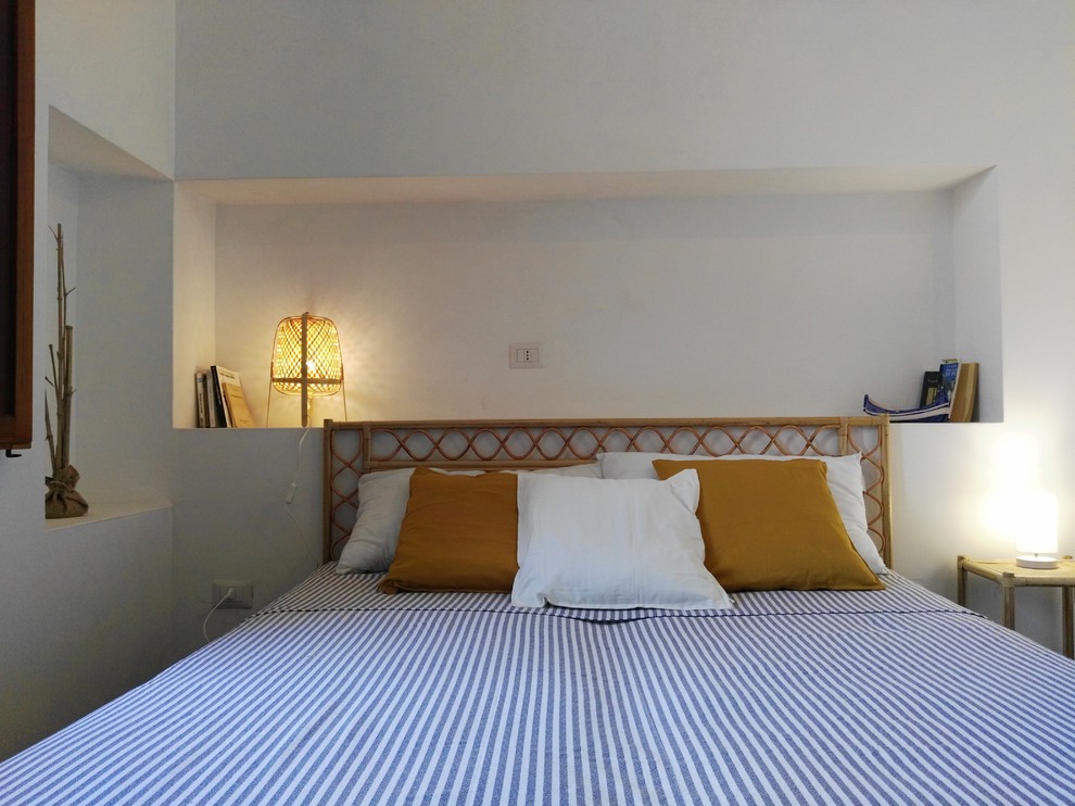 Exemple d'une petite chambre d'amis méditerranéenne avec un mur blanc, un sol en carrelage de céramique, aucune cheminée et un sol bleu.