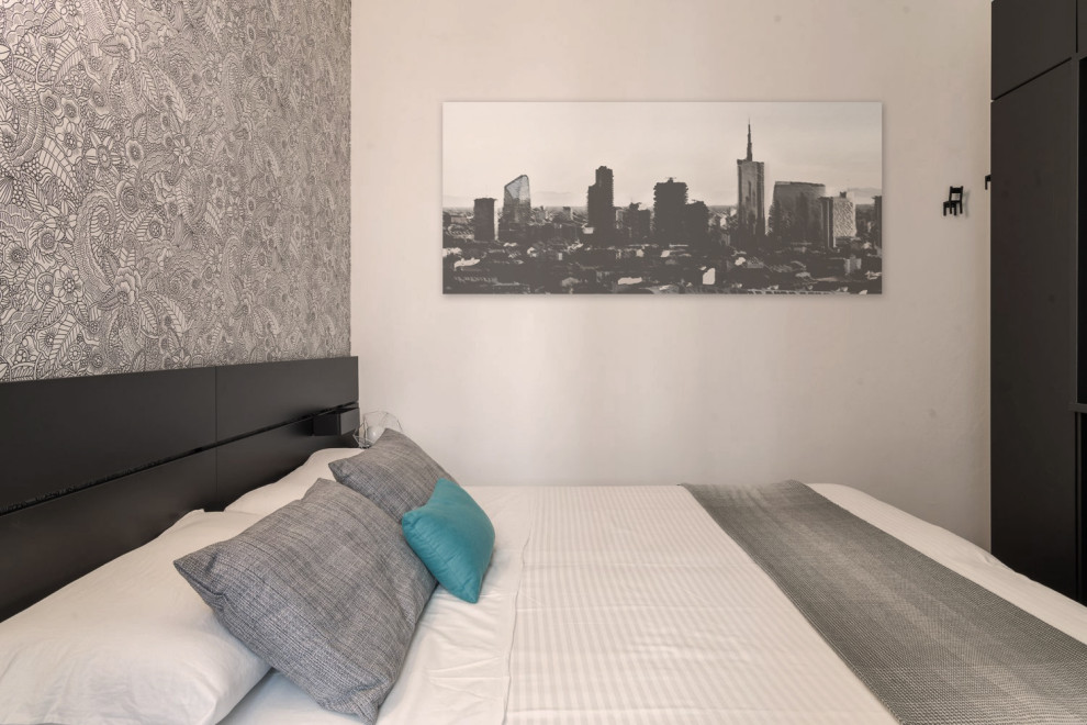 ミラノにある小さなコンテンポラリースタイルのおしゃれなロフト寝室 (白い壁、クッションフロア、茶色い床) のレイアウト