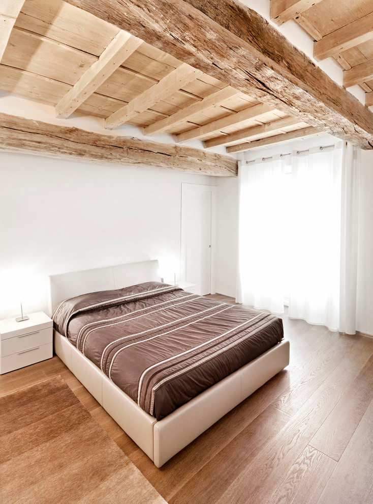 Großes Modernes Schlafzimmer mit weißer Wandfarbe und hellem Holzboden in Sonstige