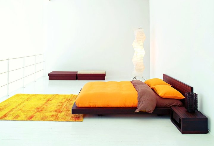 Idéer för ett mellanstort modernt sovloft, med vita väggar, målat trägolv och vitt golv