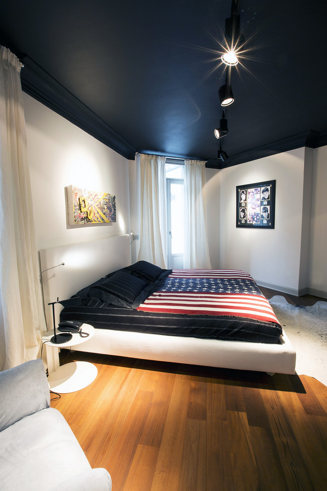 Modernes Hauptschlafzimmer mit weißer Wandfarbe und hellem Holzboden in Mailand