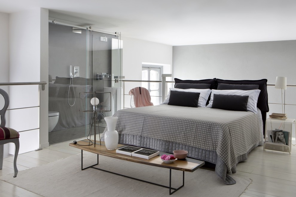 Diseño de dormitorio tipo loft y gris y negro contemporáneo de tamaño medio con suelo blanco, paredes blancas y suelo de madera pintada