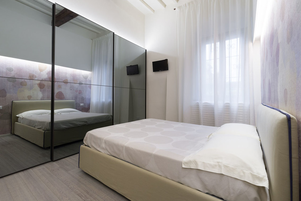 На фото: спальня в современном стиле с белыми стенами и светлым паркетным полом