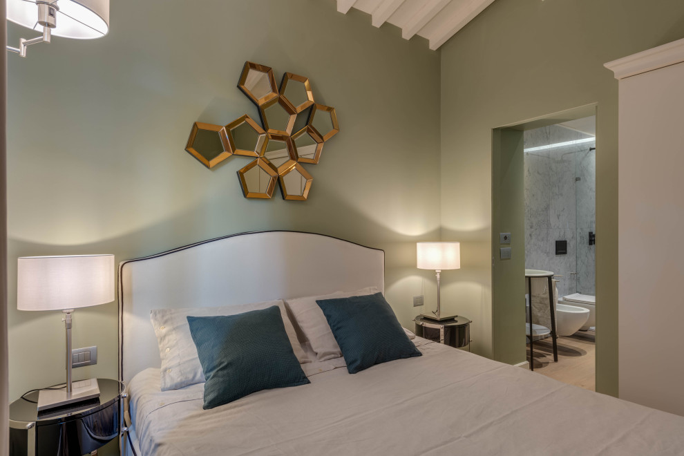 Esempio di una piccola camera da letto minimal con pareti verdi, parquet chiaro e pavimento beige