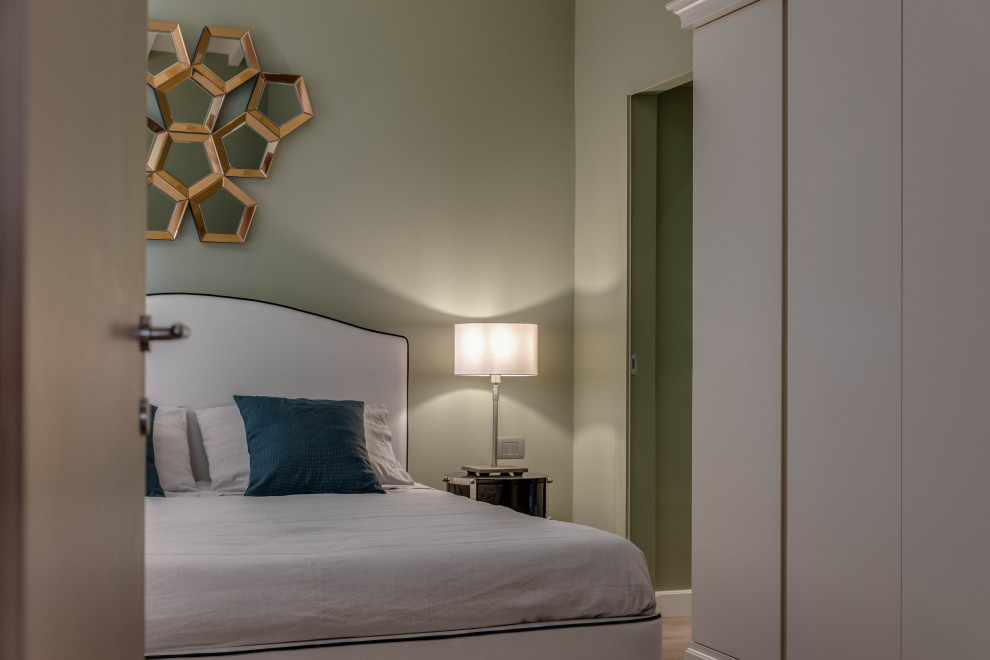 Idee per una piccola camera da letto design con pareti verdi, parquet chiaro e pavimento beige