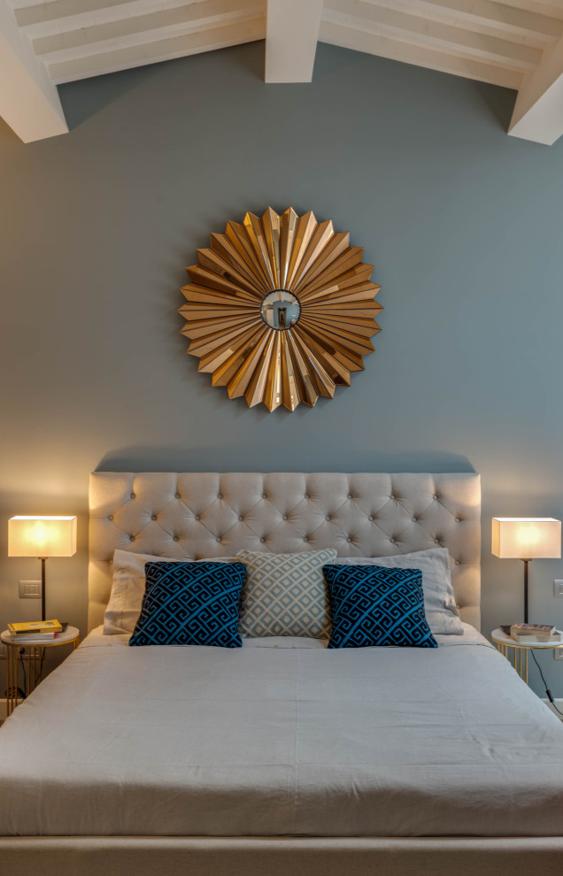 Modelo de dormitorio principal actual de tamaño medio con paredes azules, suelo de madera clara y suelo beige