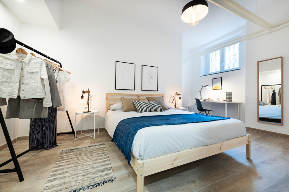 ミラノにある北欧スタイルのおしゃれな客用寝室 (白い壁、暖炉なし、ベージュの床)