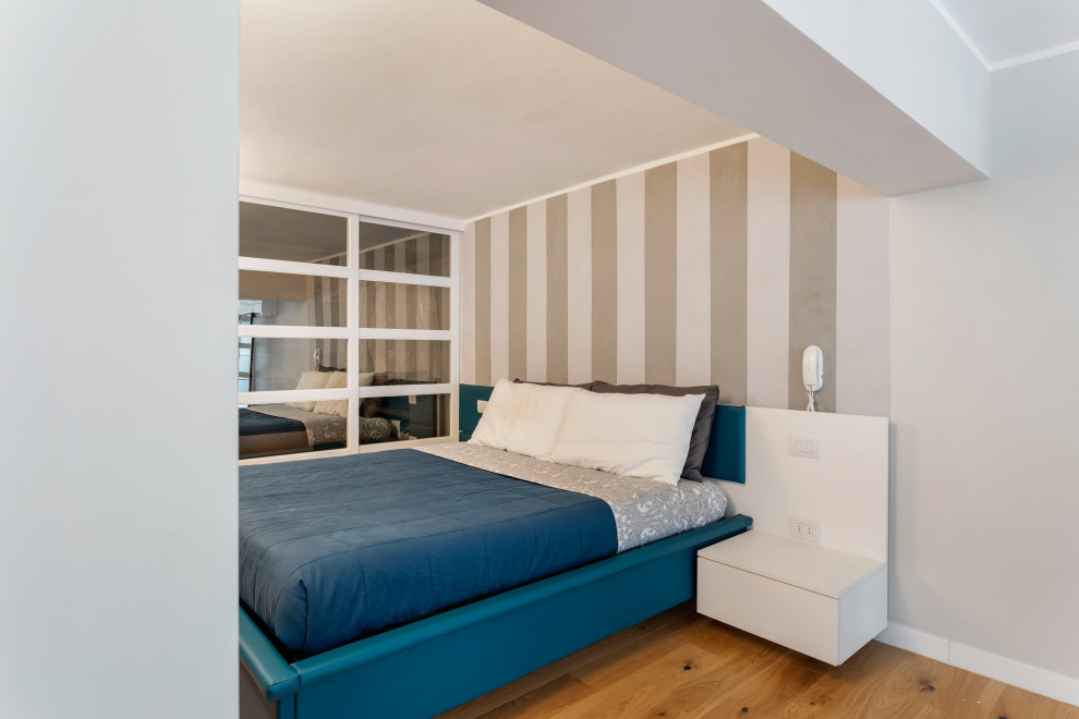 Идея дизайна: спальня среднего размера на антресоли в современном стиле с бежевыми стенами, светлым паркетным полом и обоями на стенах