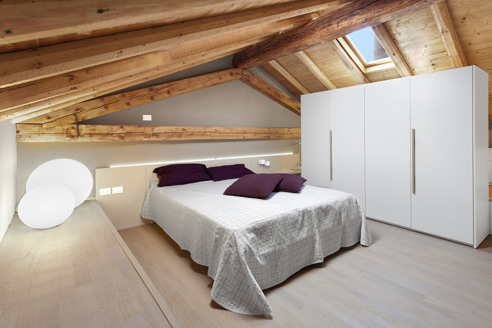 Foto di una camera da letto minimal con pareti grigie, parquet chiaro e pavimento beige