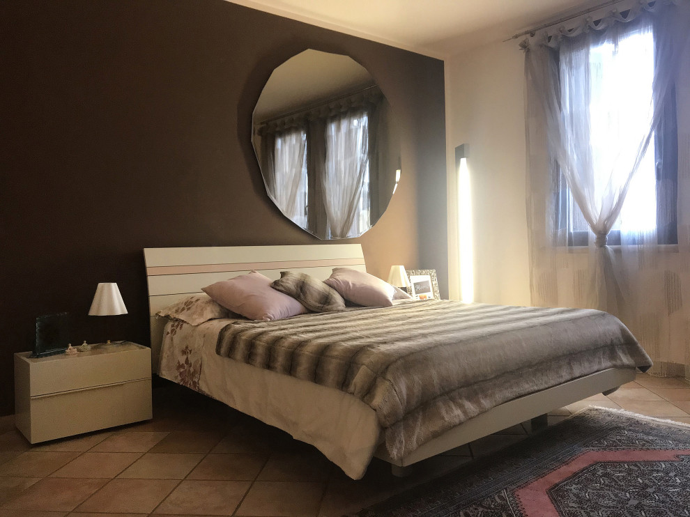 Mittelgroßes Modernes Hauptschlafzimmer ohne Kamin mit brauner Wandfarbe, Travertin und rosa Boden in Sonstige