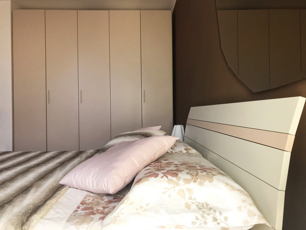 Источник вдохновения для домашнего уюта: хозяйская спальня среднего размера в стиле модернизм с коричневыми стенами, полом из травертина и розовым полом без камина