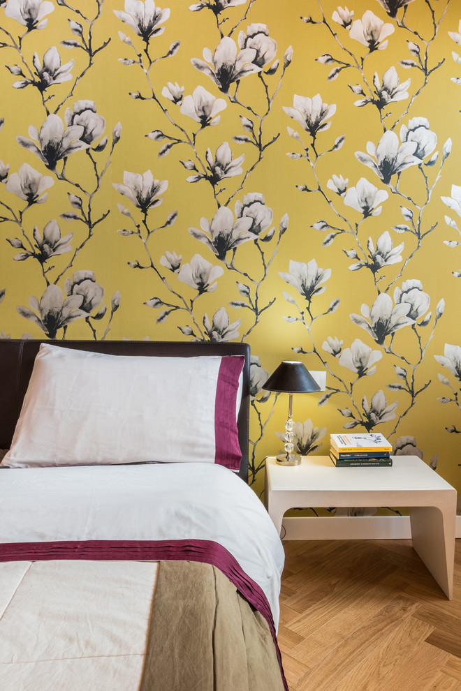ミラノにある中くらいなコンテンポラリースタイルのおしゃれな主寝室 (マルチカラーの壁、淡色無垢フローリング、茶色い床) のインテリア