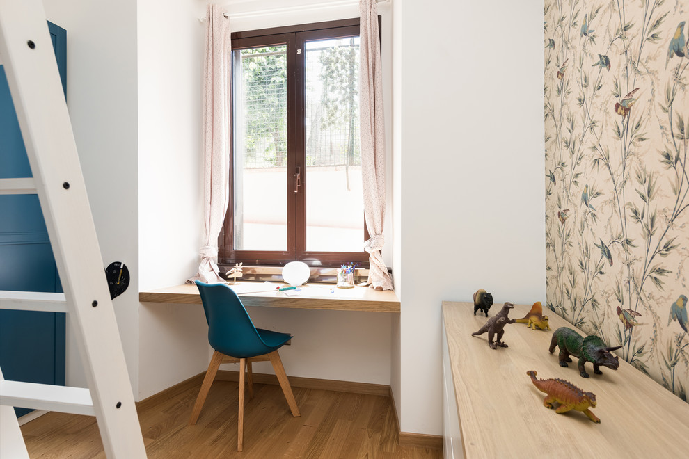 Idee per una camera degli ospiti moderna di medie dimensioni con pareti bianche e pavimento in legno massello medio
