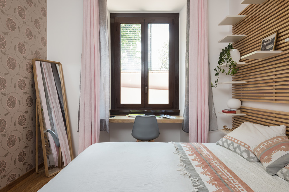 Идея дизайна: хозяйская спальня среднего размера в стиле модернизм с белыми стенами и паркетным полом среднего тона