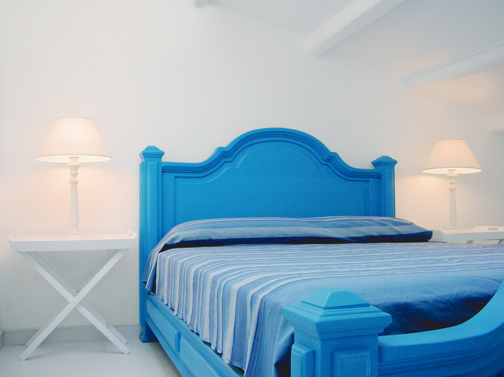 Ejemplo de dormitorio principal marinero con paredes blancas