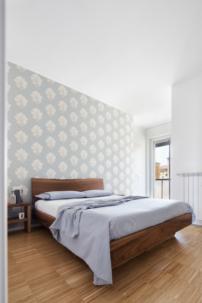 Diseño de dormitorio contemporáneo con paredes blancas, suelo vinílico y suelo marrón