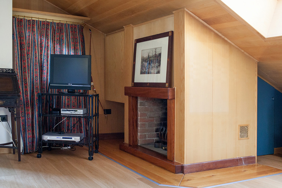 Diseño de dormitorio tipo loft moderno de tamaño medio con suelo de madera pintada, todas las chimeneas y marco de chimenea de madera