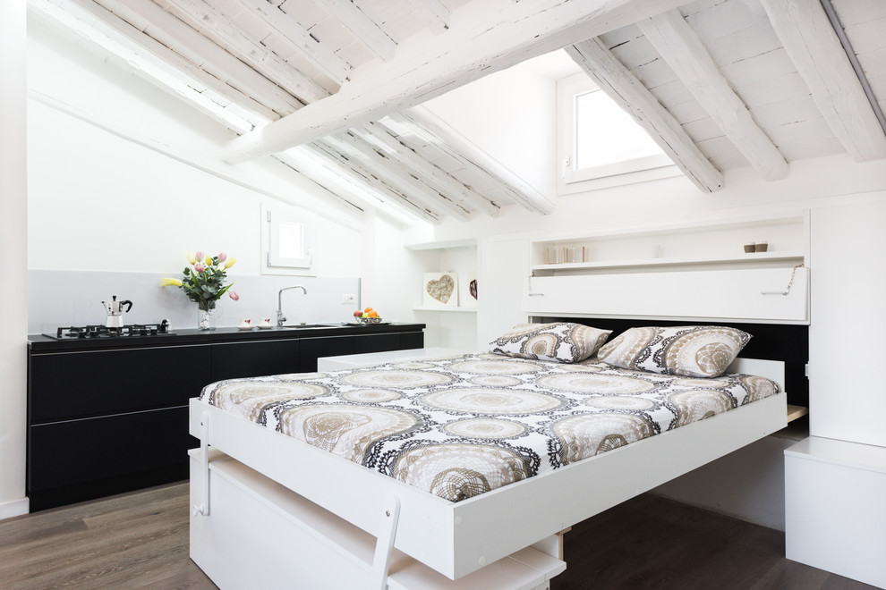 Kleines Modernes Schlafzimmer ohne Kamin mit weißer Wandfarbe und hellem Holzboden in Rom