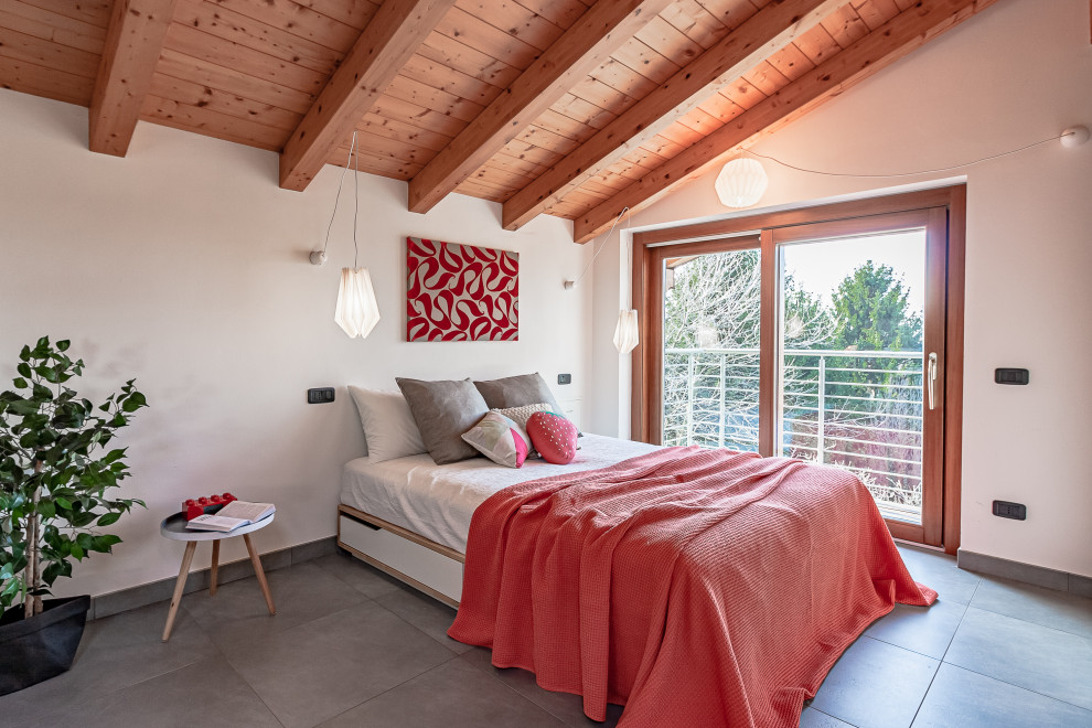 Ispirazione per una camera da letto contemporanea con pareti bianche, pavimento grigio e soffitto in legno