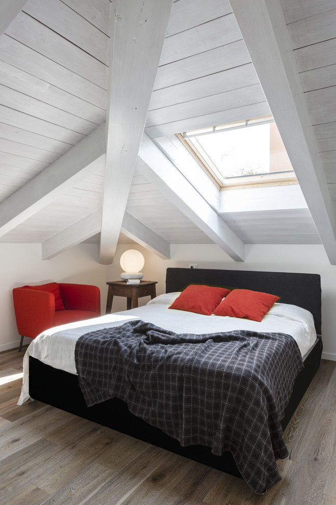 ボローニャにある小さなトランジショナルスタイルのおしゃれな主寝室 (白い壁、無垢フローリング、茶色い床、グレーとブラウン)