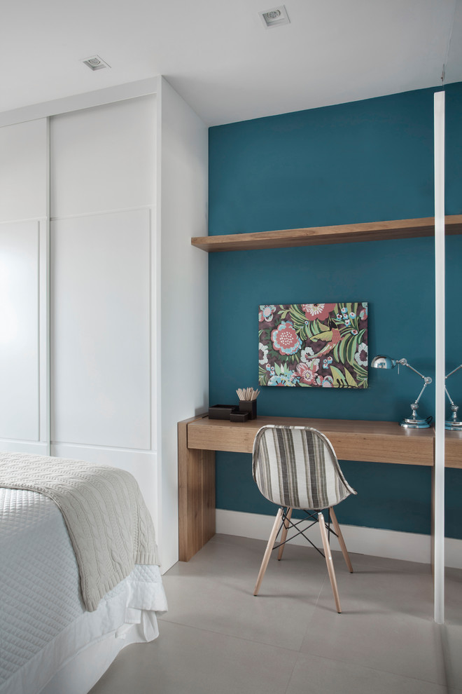 Свежая идея для дизайна: маленькая хозяйская спальня в морском стиле с синими стенами, полом из керамогранита и бежевым полом для на участке и в саду - отличное фото интерьера