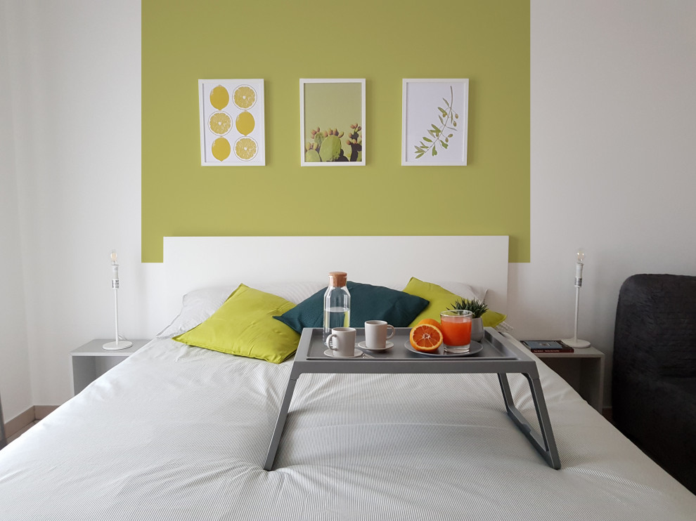 Ejemplo de dormitorio contemporáneo con paredes verdes