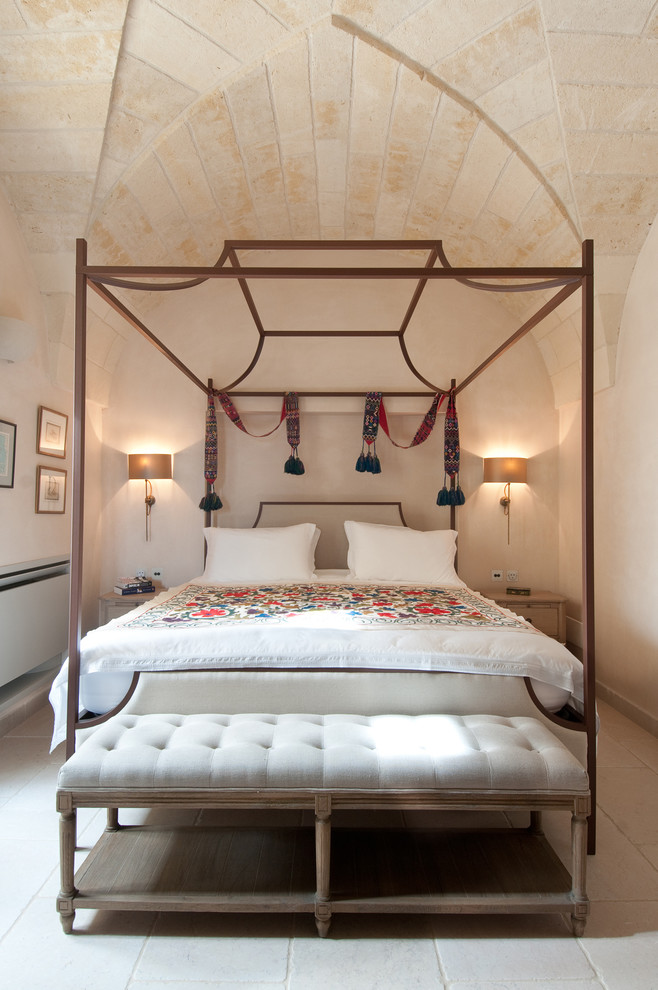 Immagine di una camera da letto mediterranea