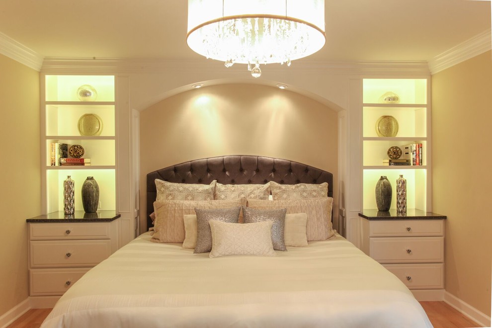 Foto di una grande camera degli ospiti minimalista con pareti beige e pavimento in legno massello medio