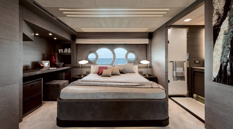 Esempio di una camera da letto design di medie dimensioni con pareti beige e moquette