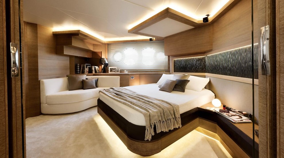 Kleines Modernes Schlafzimmer mit brauner Wandfarbe, Teppichboden und beigem Boden in Mailand
