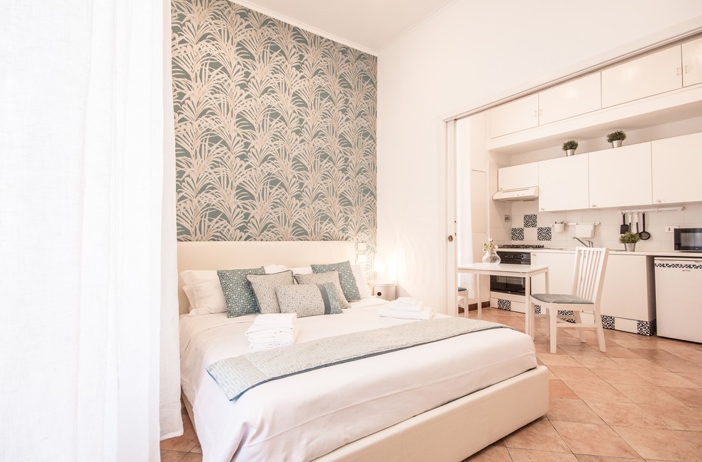 Diseño de dormitorio principal mediterráneo pequeño con paredes blancas, suelo de baldosas de terracota y suelo rojo