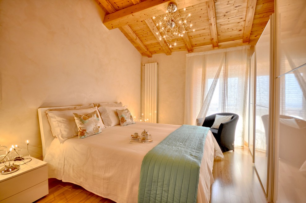На фото: хозяйская спальня среднего размера в средиземноморском стиле с бежевыми стенами, паркетным полом среднего тона и коричневым полом