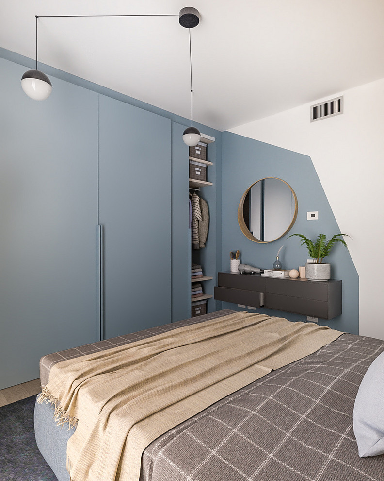 Cette image montre une petite chambre parentale design avec un mur multicolore et parquet clair.