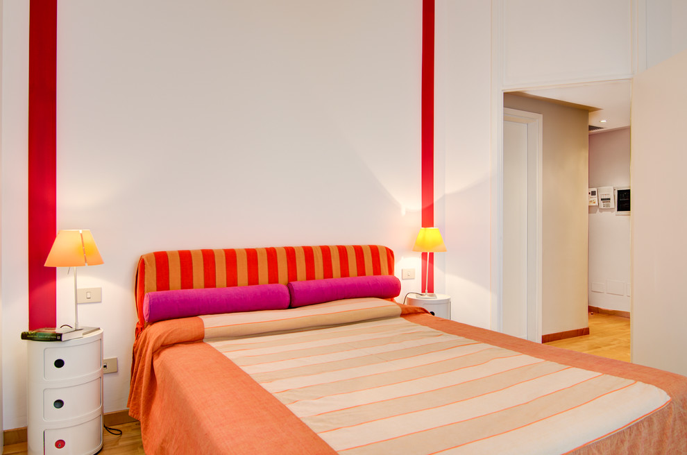 Esempio di una camera matrimoniale design con pareti bianche, pavimento in legno verniciato e pavimento beige