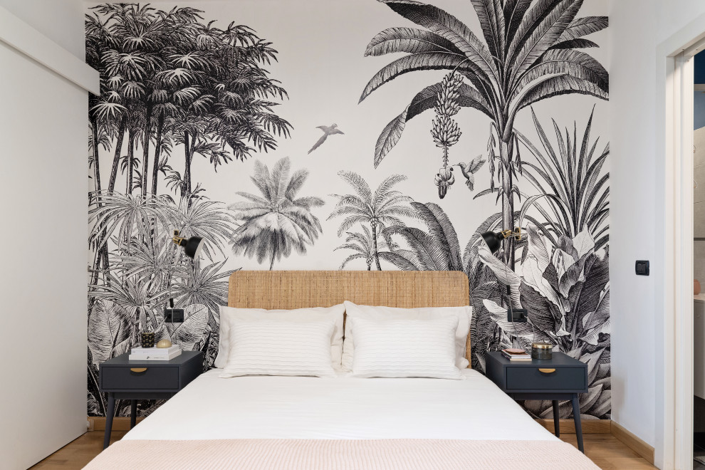 Ispirazione per una camera da letto contemporanea di medie dimensioni con pareti bianche, pavimento in legno massello medio e pavimento beige