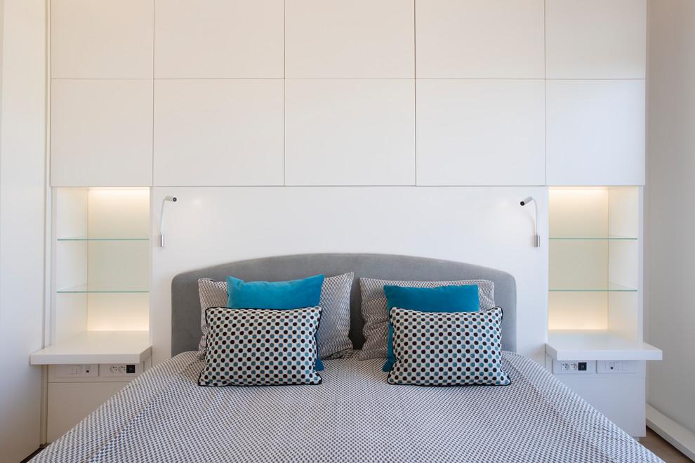 Источник вдохновения для домашнего уюта: хозяйская спальня в современном стиле с белыми стенами и светлым паркетным полом