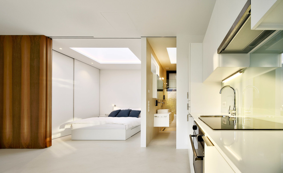 Imagen de dormitorio principal minimalista con paredes blancas y suelo de baldosas de porcelana