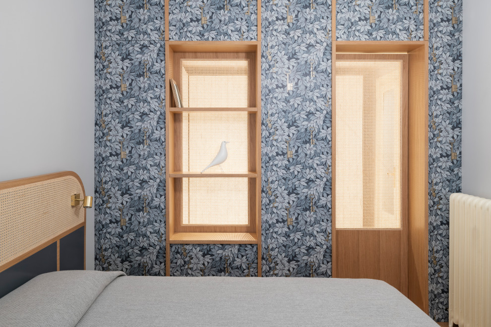 Mittelgroßes Nordisches Hauptschlafzimmer ohne Kamin mit grauer Wandfarbe, hellem Holzboden, gewölbter Decke und Tapetenwänden in Mailand