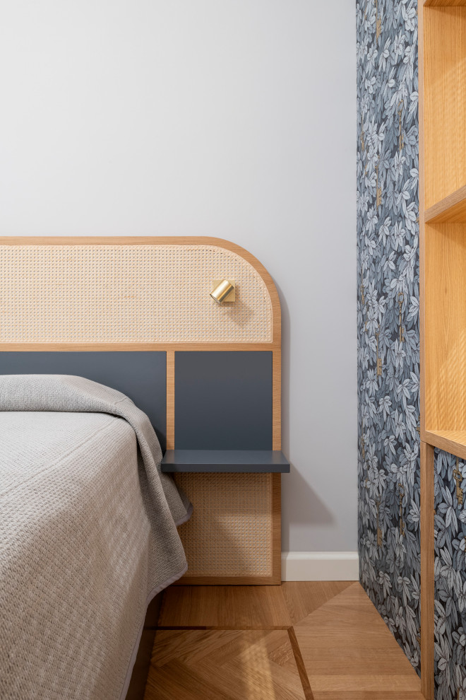 Foto de dormitorio principal y abovedado escandinavo grande con paredes grises, suelo de madera en tonos medios y papel pintado