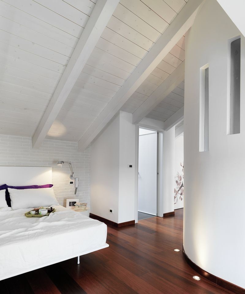 Example of a minimalist bedroom design in Turin