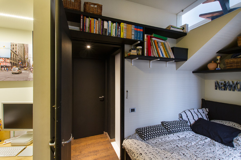 Foto di una camera da letto stile loft moderna di medie dimensioni con pareti bianche e parquet scuro