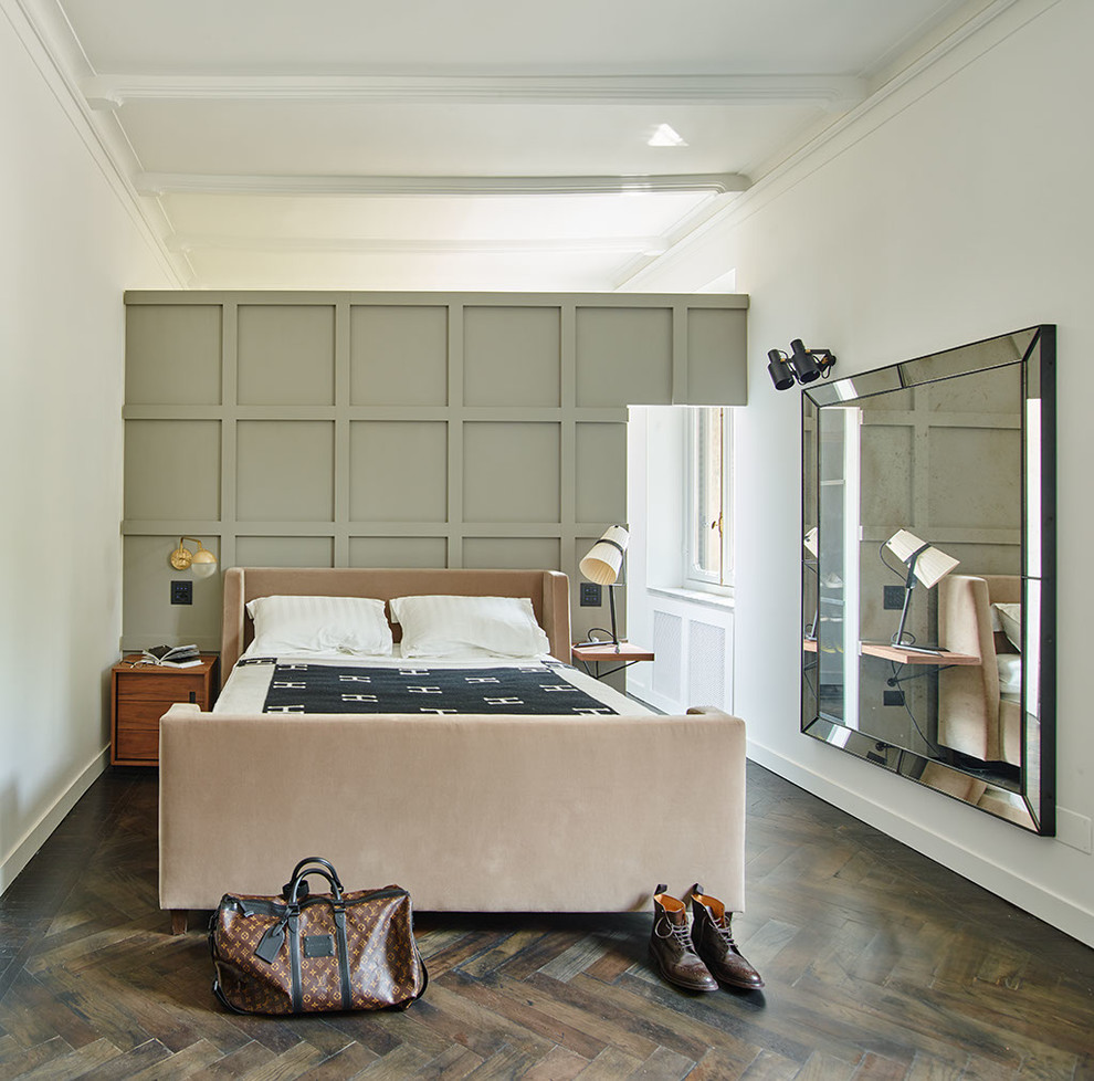 Cette image montre une grande chambre parentale traditionnelle avec un mur blanc et parquet foncé.