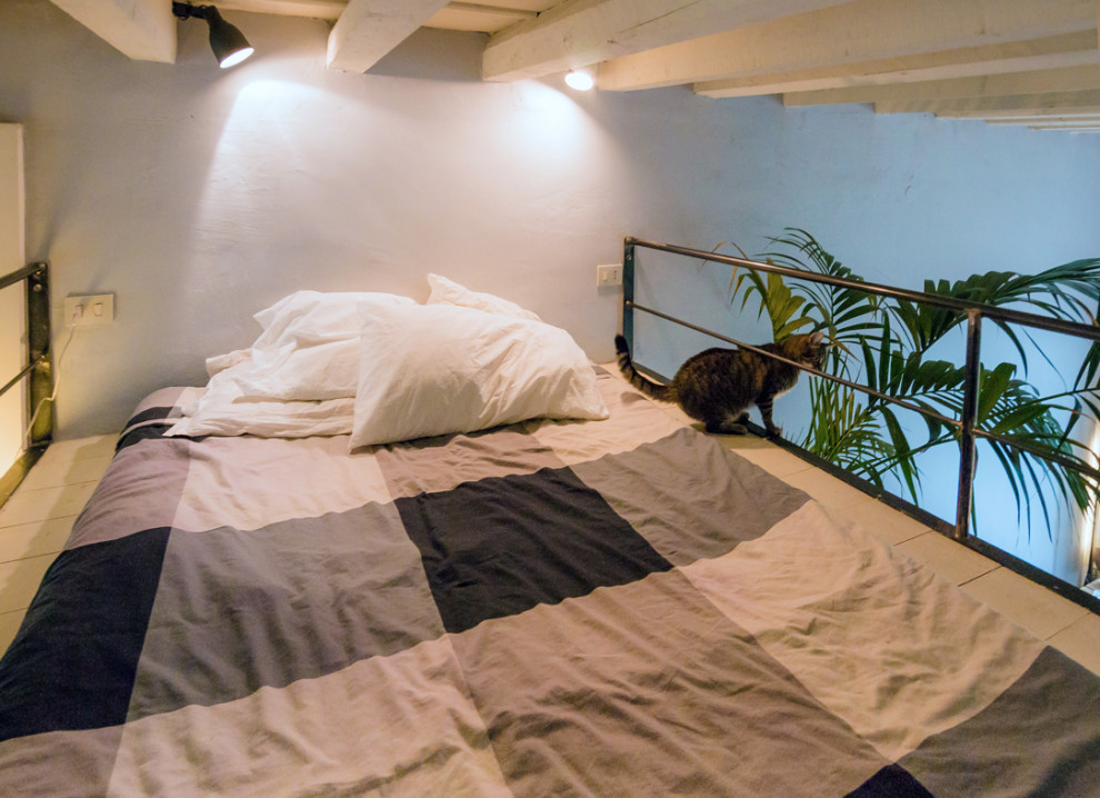 Foto de dormitorio tipo loft romántico pequeño con paredes blancas y vigas vistas