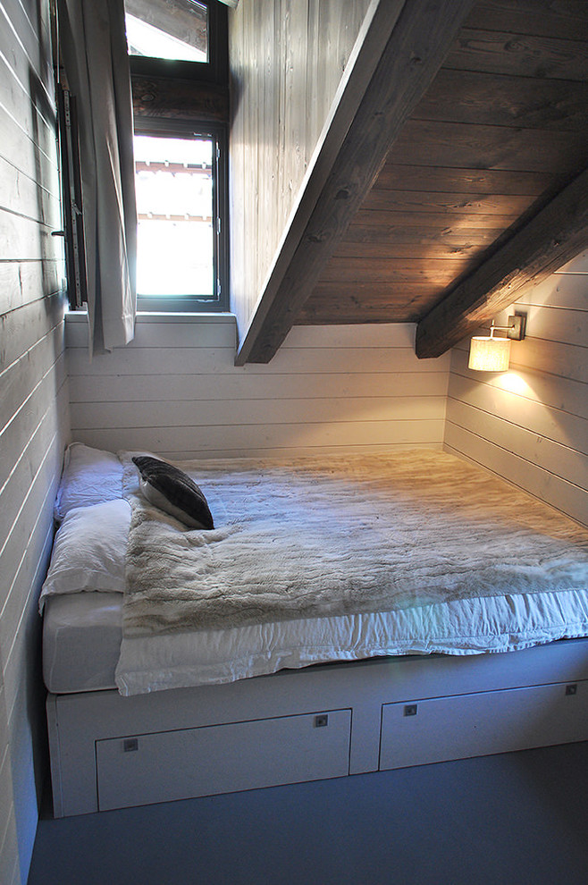 Foto di una piccola camera da letto stile rurale con pareti grigie, pavimento in cemento e pavimento grigio